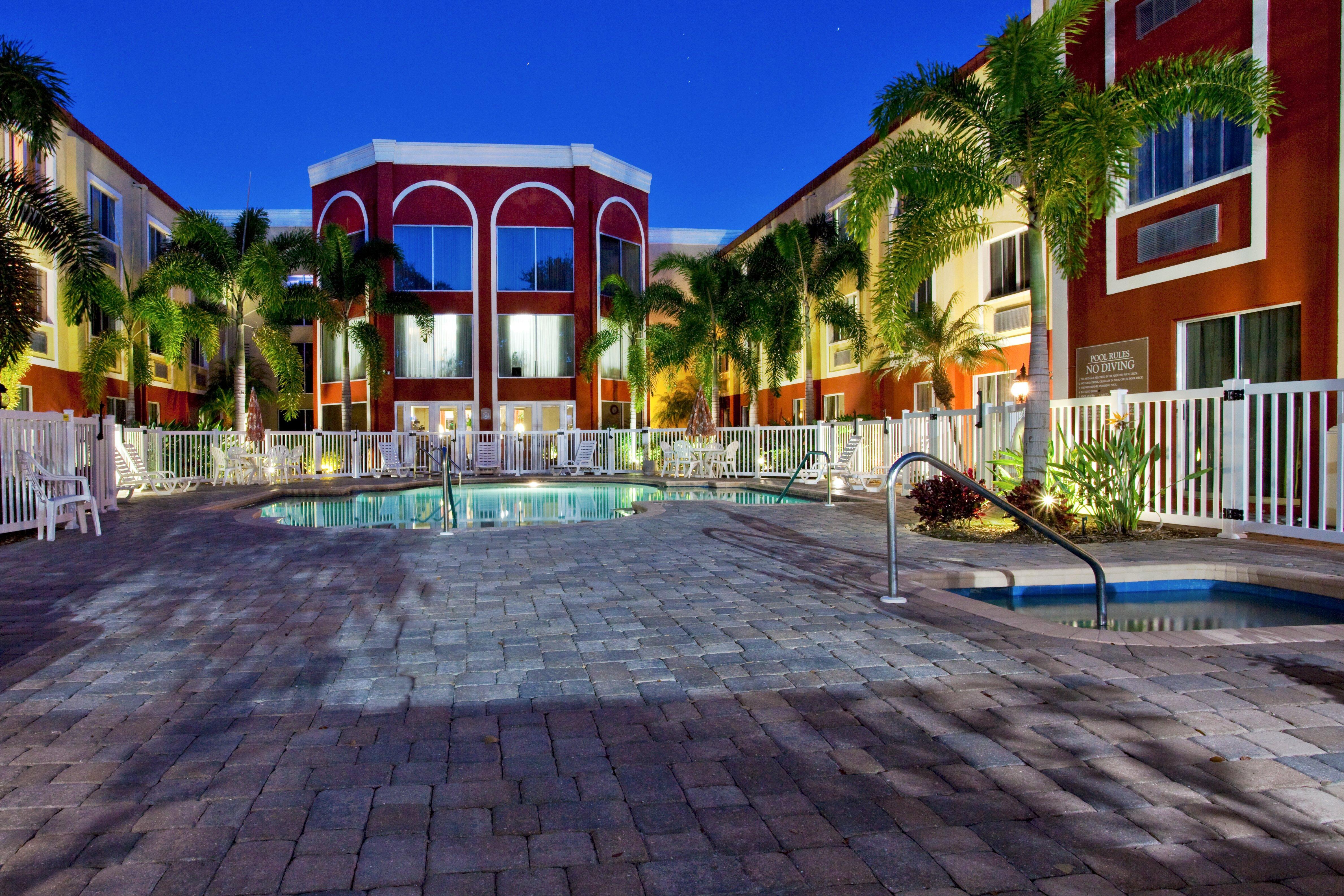 Holiday Inn Express Hotel & Suites Bradenton West, An Ihg Hotel Exterior foto