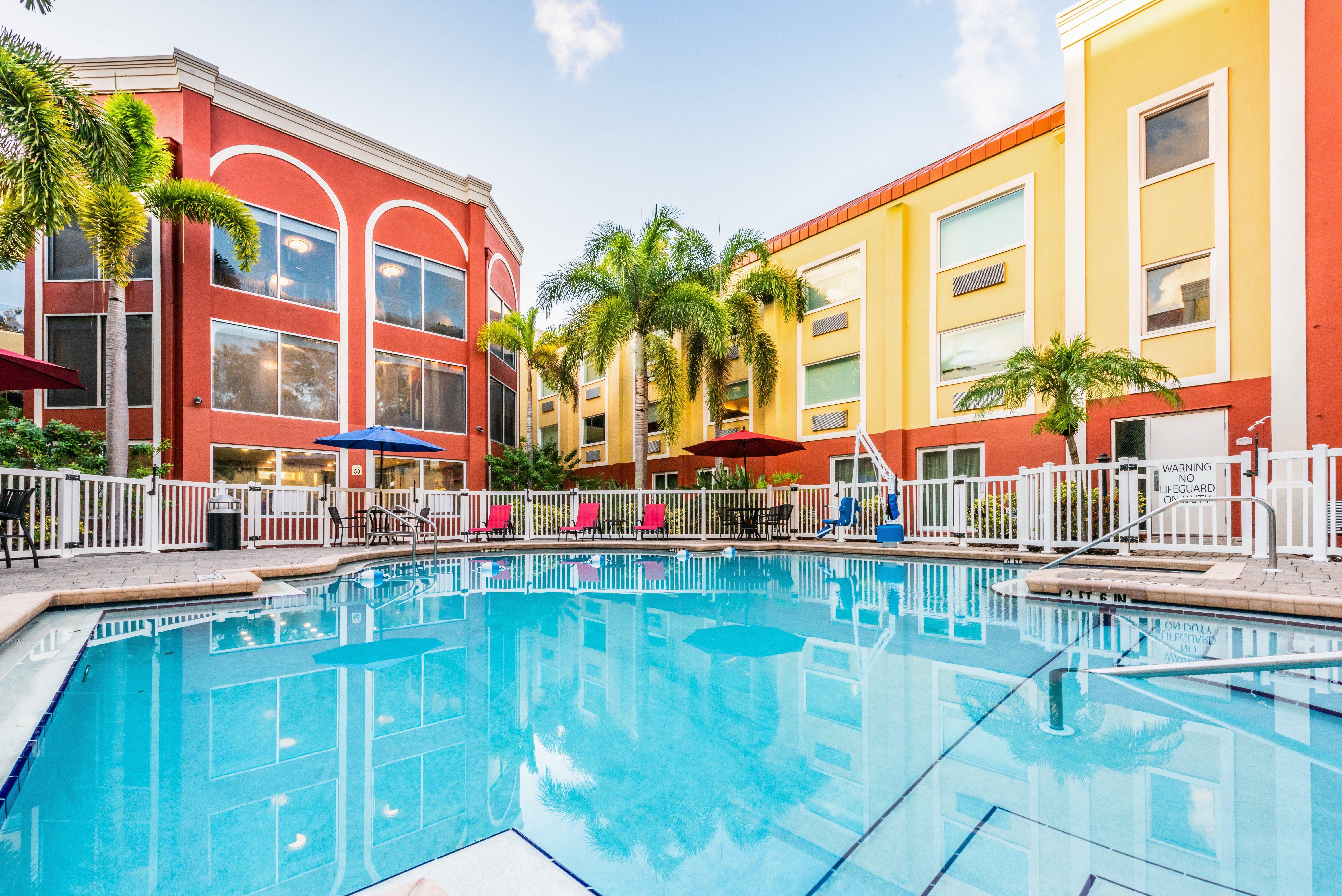 Holiday Inn Express Hotel & Suites Bradenton West, An Ihg Hotel Exterior foto