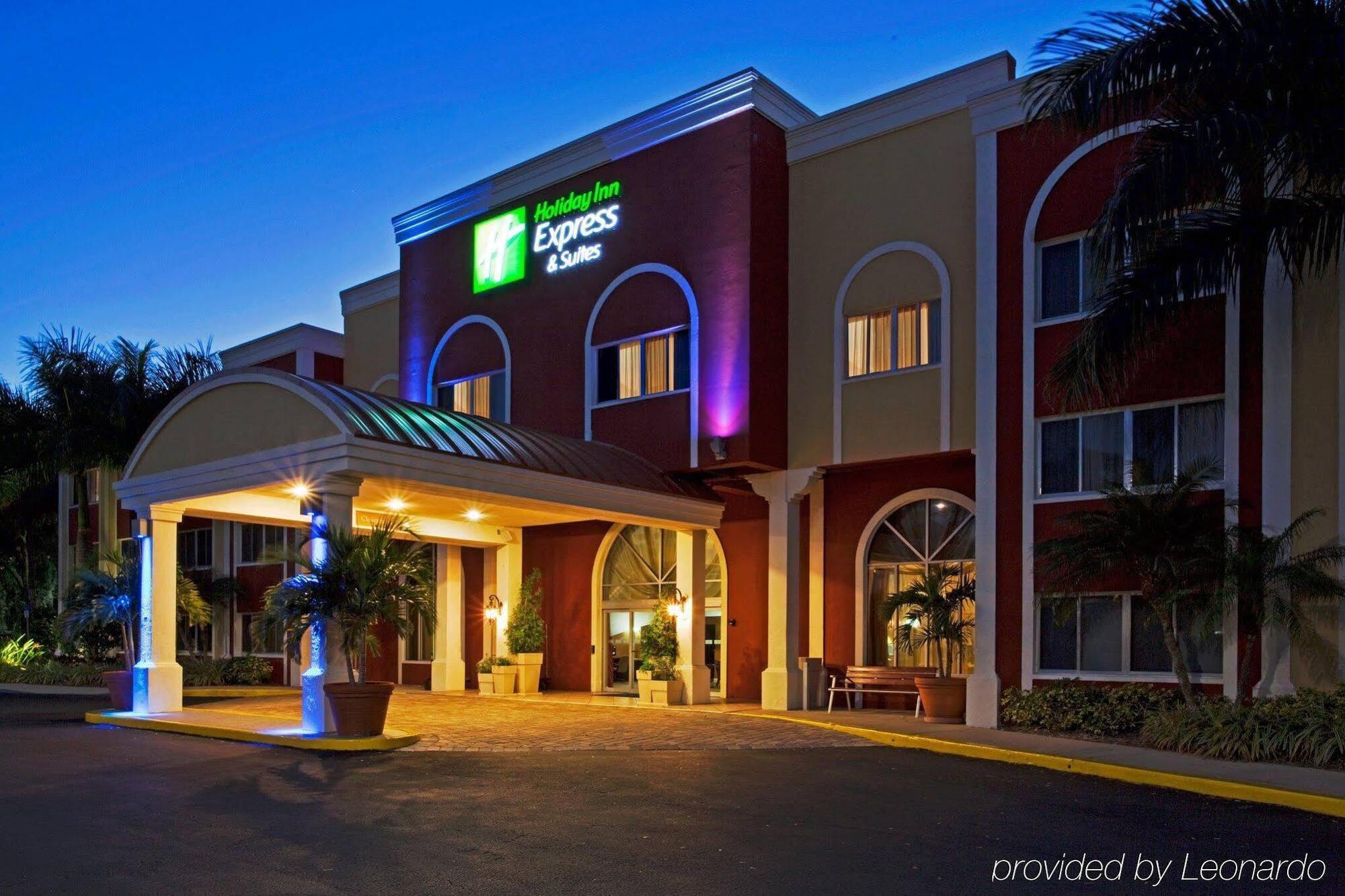 Holiday Inn Express Hotel & Suites Bradenton West, An Ihg Hotel Exterior foto